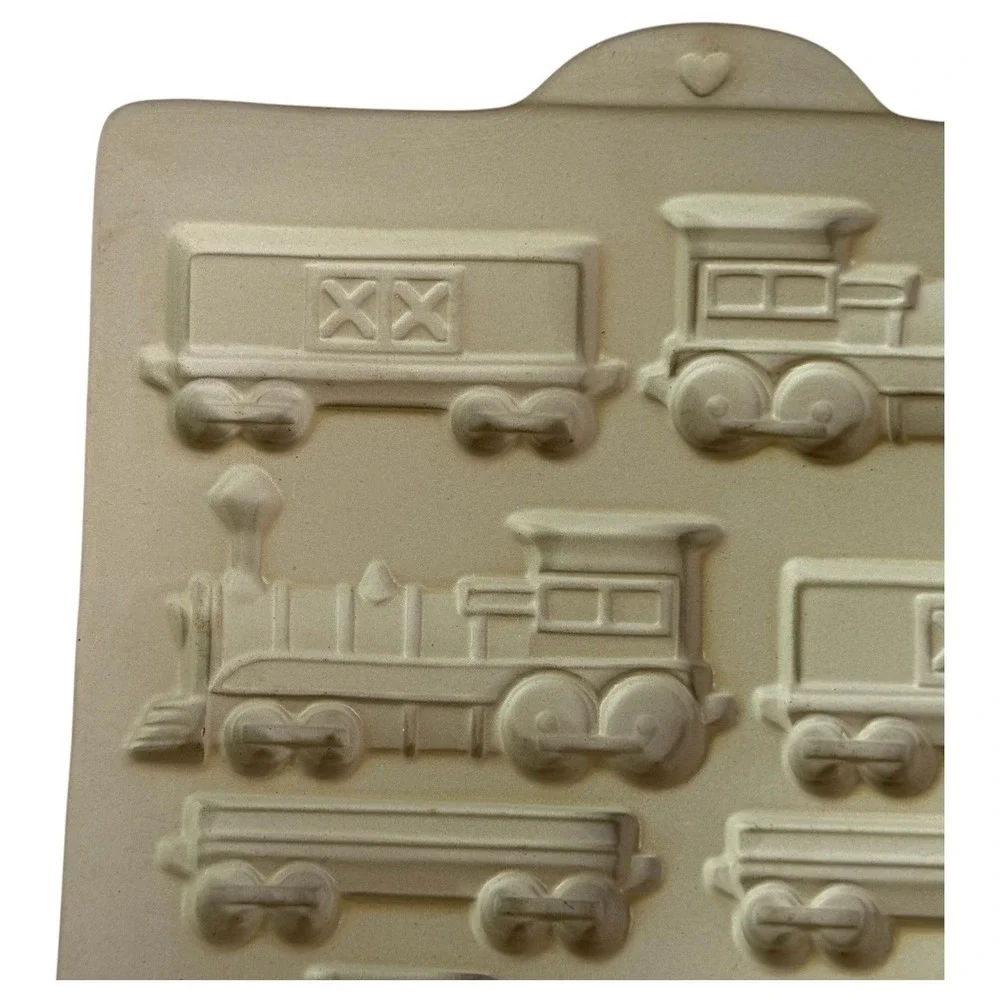 1998 VTG Pampered Chef Gingerbread Mold Home Train Stoneware Pan Frosting Bag